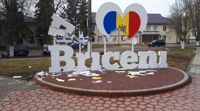 /FOTO/ Doi tineri au vandalizat construcția „Eu iubesc Briceni”