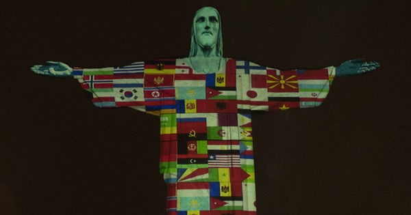 Drapelul Republicii Moldova proiectat alături de alte 165 de drapele pe statuia lui Cristos Mântuitorul din Brazilia