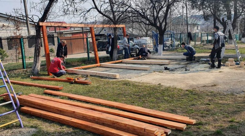 Foto Foișor amenajat de părinți în ograda unei grădinițe pe timp de carantină 1 22.01.2022