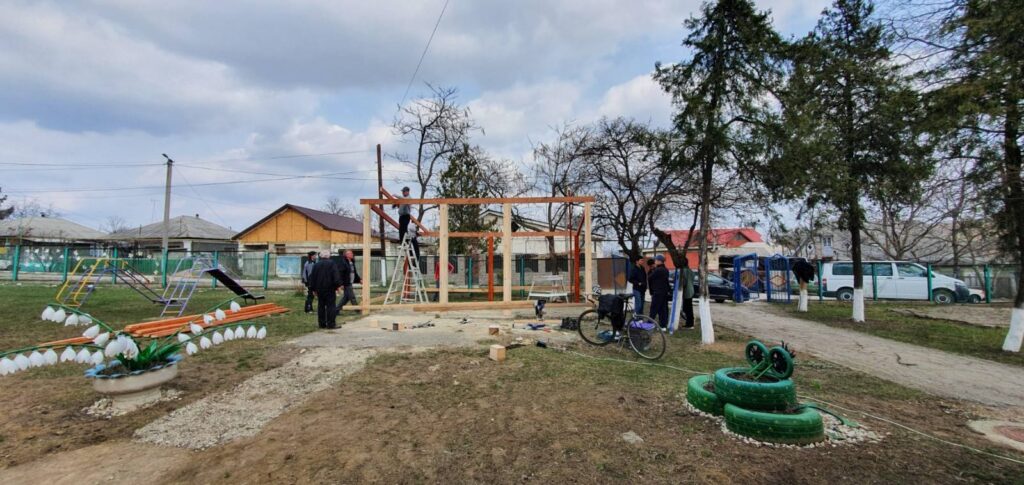Foto Foișor amenajat de părinți în ograda unei grădinițe pe timp de carantină 2 22.01.2022