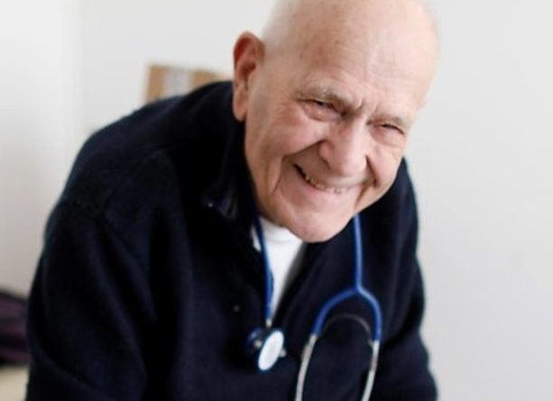 Un medic francez în vârstă de 98 ani tratează pacienți pe timp de pandemie