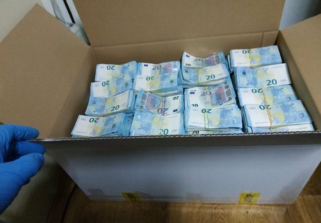 Foto Банкноты на сумму более, чем полтора миллиона евро были найдены молдавскими таможенниками на КПП Леушен 1 29.01.2022