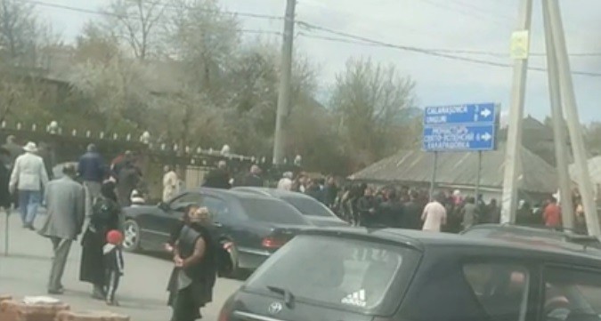 /FOTO/ Peste o sută de persoane au participat la o înmormântare în raionul Ocnița