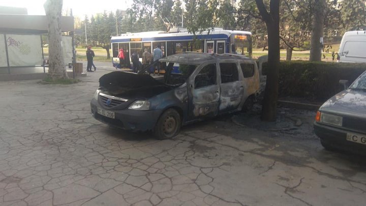 Foto В Кишиневе сгорели два автомобиля 2 22.01.2022