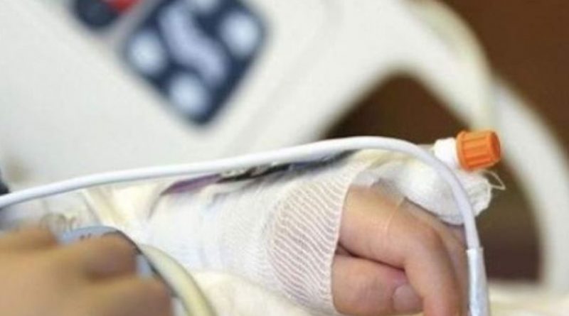 Medicii au reușit să-i restabilească complet degetele tăiate cu toporul copilului din Glodeni