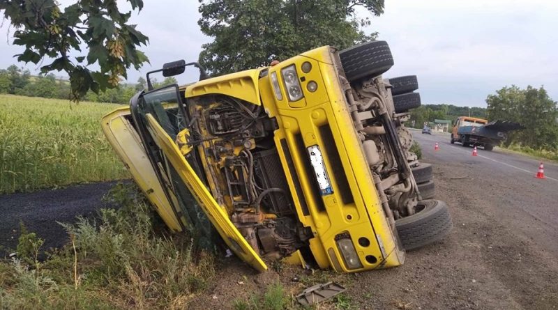 /FOTO/ Un camion încărcat cu asfalt-beton s-a răsturnat în raionul Drochia