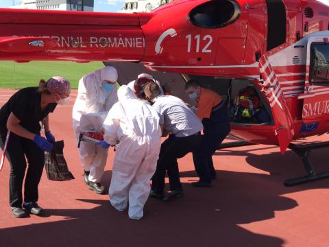 /VIDEO/ Bărbatul implicat în accidentul rutier din apropierea orașului Sângerei a fost transportat pe cale aeriană la Chișinău