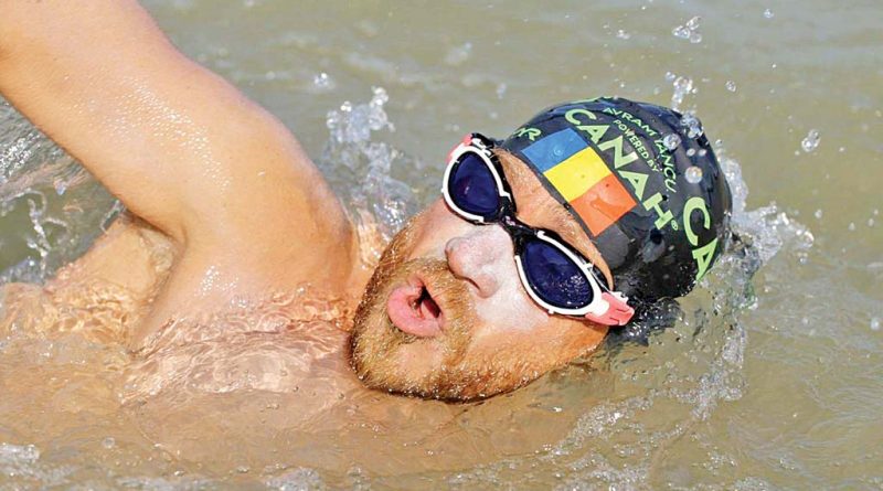 Un român a înotat 24 ore în continuu devenind și cel mai rezistent înotător din țara sa în apele deschise