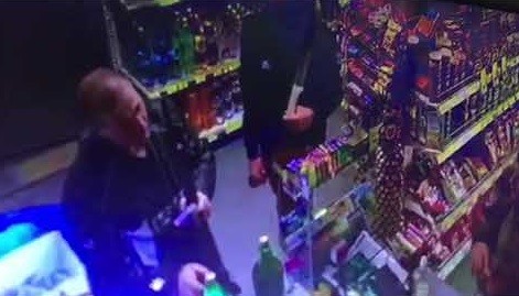 /VIDEO/ Trei bărbați înarmați cu o pușcă și o macetă au dat buzna într-o benzinărie din raionul Sângerei