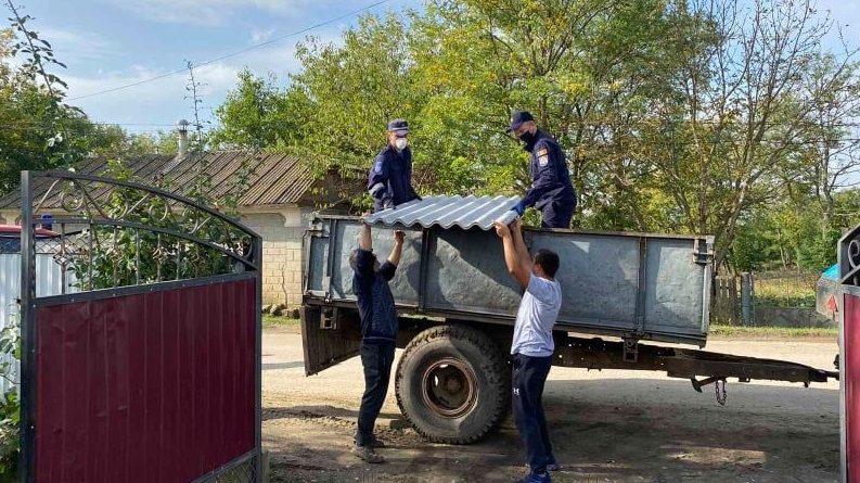 /VIDEO/ Salvatorii au distribuit materiale de construcție în raionul Soroca pentru populația afectată de intemperii