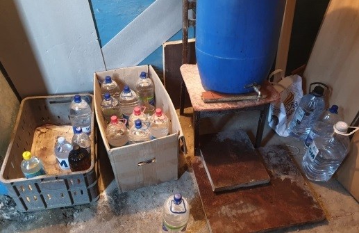 Afacere cu alcool etilic contrafăcut descoperită la Bălți. Printre făptași se află și o femeie de 70 ani