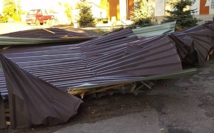 Acoperișul unei primării din raionul Soroca a fost distrus de vântul puteric