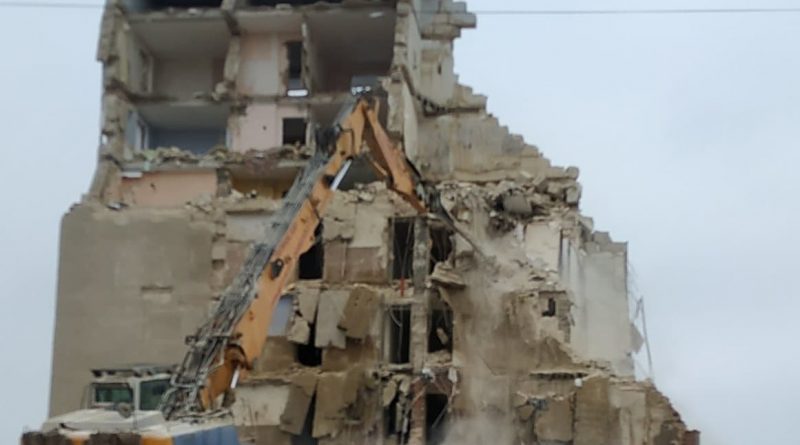 /VIDEO/ Blocul avariat din orașul Otaci a fost demolot în proporție de 60 la sută