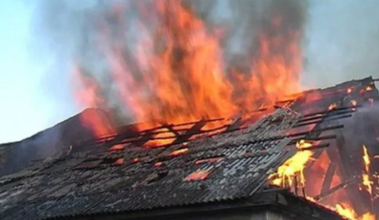Un incendiu puternic a izbucnit într-o casă din orașul Edineț