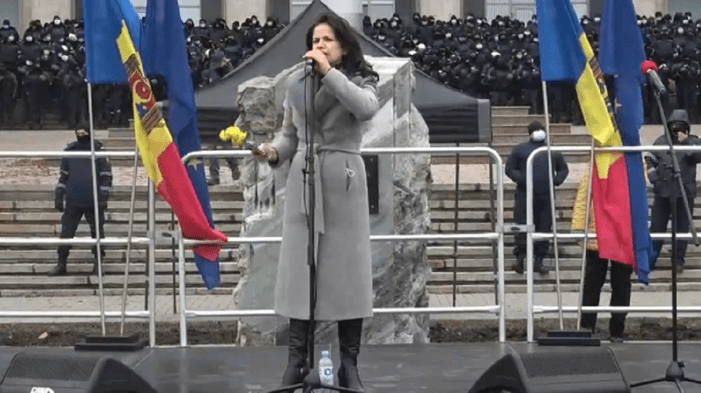 Vicepreședintele PAS, Veronica Roșca, a recunoscut public că ea a rupt microfoanele în timpul altercațiilor din Parlament