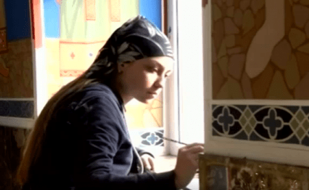 O tânără din raionul Florești realizează picturi murale în biserici
