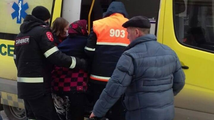 O femeie din Bălți a fost ajutată de carabinieri, după ce a alunecat pe gheață și a căzut jos