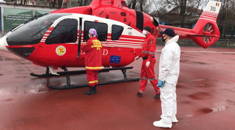 /VIDEO/ Femeia din satul Risipeni, raionul Fălești, care a suferit arsuri de gradul I, II și III, în urma unei deflagrații, a fost transportată cu elicopterul SMURD la Chișinău