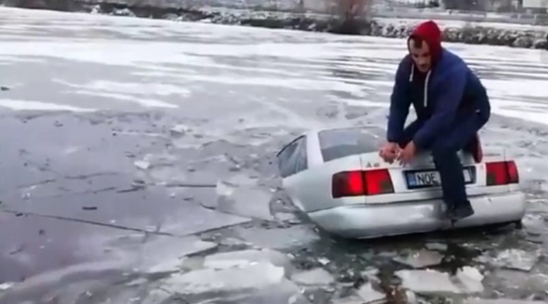 automobil sub gheață,