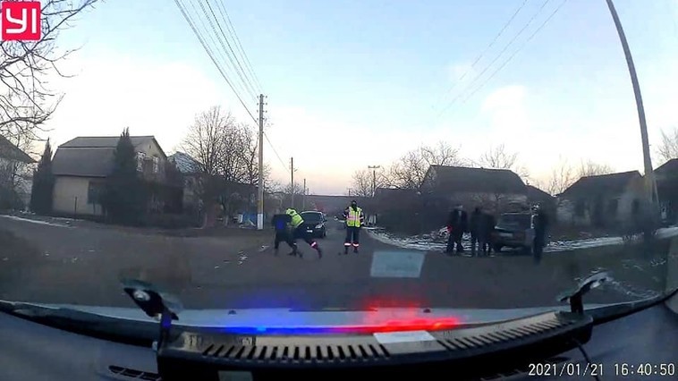 /VIDEO/ Cinci persoane în stare de ebrietate s-au luat la bătaie cu polițiștii, după ce automobilul în care se aflau a fost tras pe dreapta. Incidentul s-a produs în municipiul Bălți