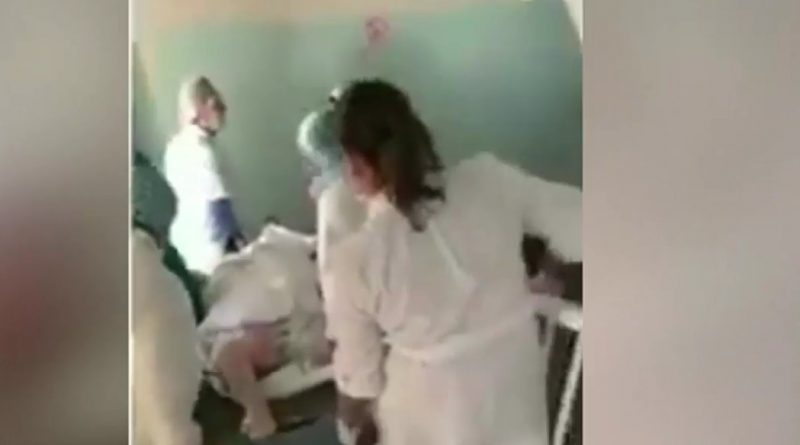 /VIDEO/ Imagini revoltătoare: Șase lucrători medicali de la Spitalul Raional Fălești surprinși cum se chinuie să ducă pe scări o targă cu un pacient