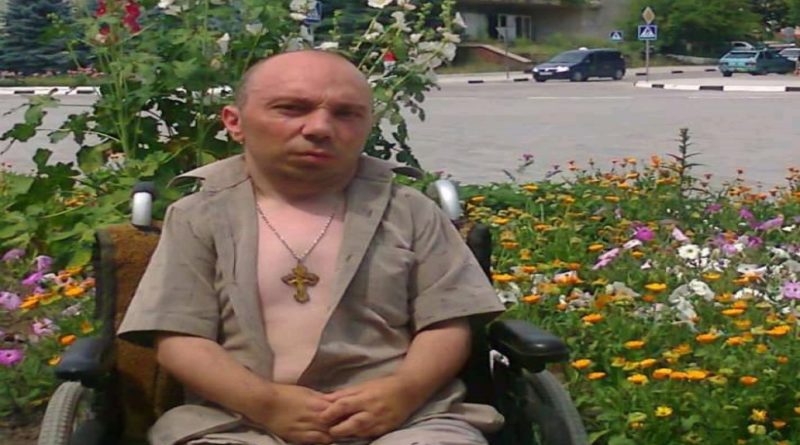 Un bărbat din raionul Nisporeni are nevoie de ajutorul oamenilor pentru a-și procura un scaun cu rotile electric