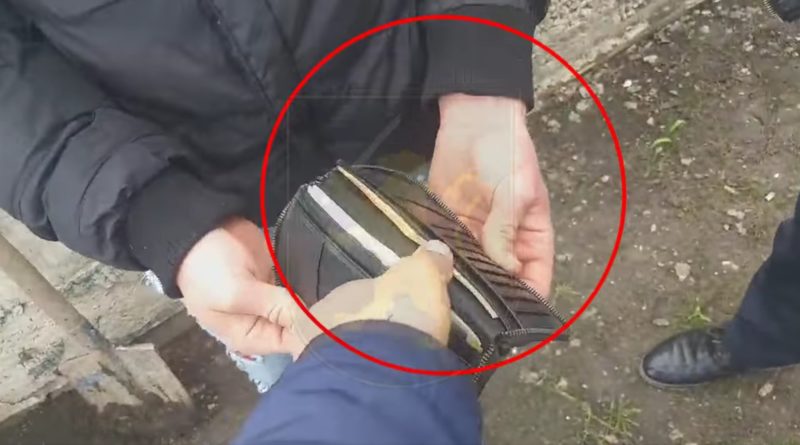 /VIDEO/ Doi tineri din raionul Florești au furat un portmoneu cu bani și l-au îngropat în curtea casei lor. Acum riscă până la patru ani de închisoare