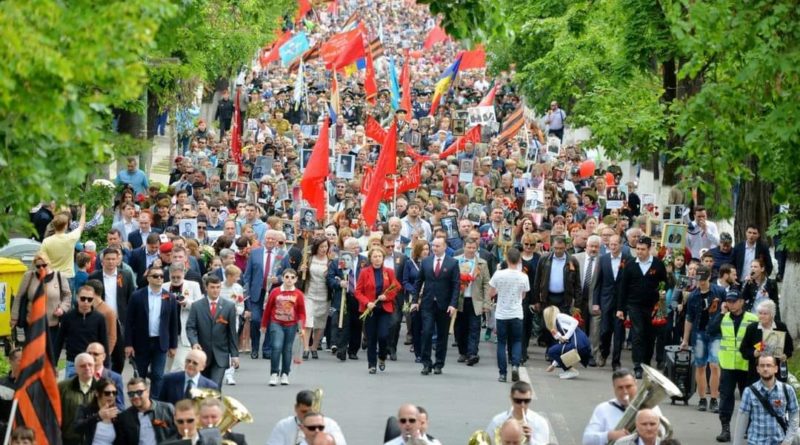 Marș pe timp de pandemie cu peste zece mii de persoane organizat de Ziua Victoriei la Chișinău