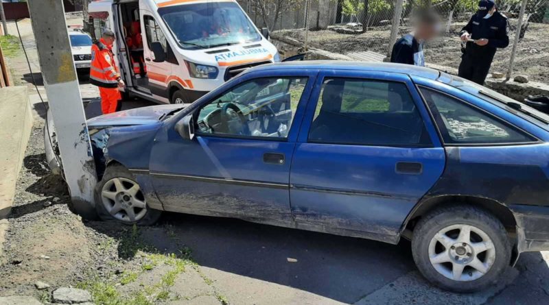 /FOTO/ Un bărbat a fost transportat la spital, după ce s-a tamponat cu automobilul într-un pilon electric la Soroca