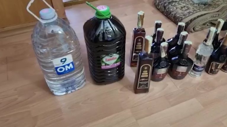 /VIDEO/ Linie clandestină de producere și îmbuteliere a alcoolului contrafăcut depistată la Bălți. O femeie de 69 ani în vizorul poliției