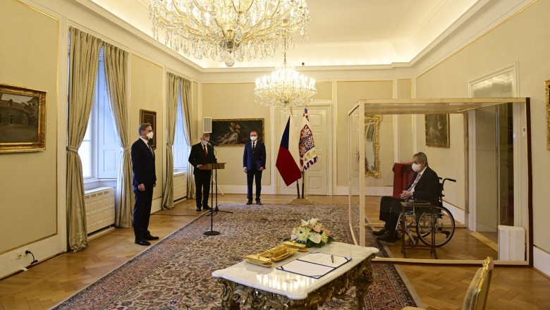 Foto /IMAGINEA ZILEI/ Bolnav de COVID-19, președintele Cehiei a stat într-un cub de sticlă la depunerea jurământului de către noul premier 1 29.01.2022