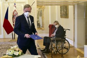 Foto /IMAGINEA ZILEI/ Bolnav de COVID-19, președintele Cehiei a stat într-un cub de sticlă la depunerea jurământului de către noul premier 2 29.01.2022