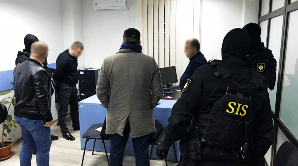 Percheziții SIS la Bălți. Doi angajați ai Biroului de Migrație și Azil Bălți au fost reținuți