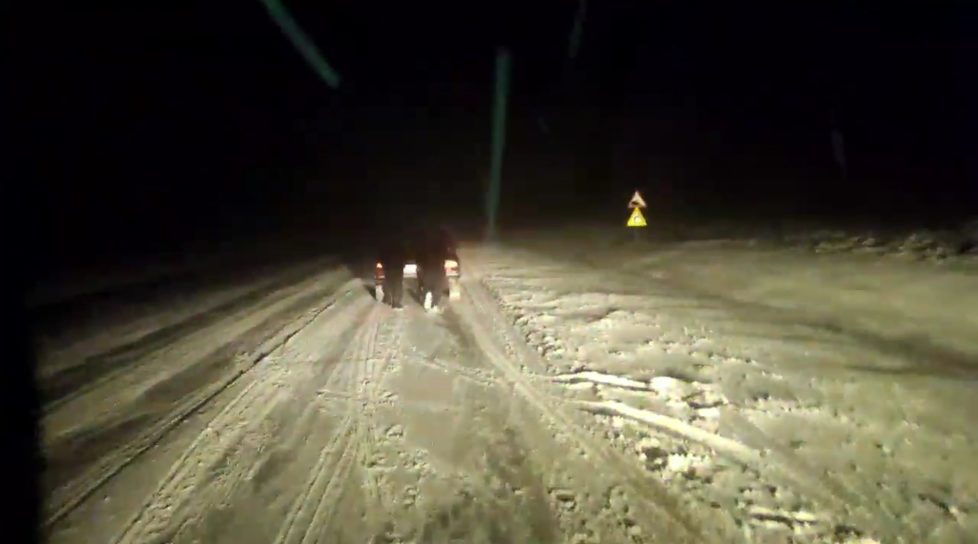 /VIDEO/ Zeci de mașini în nordul țării au rămas blocate în zăpadă. Carabinierii și ofițerii de patrulare au ajutat conducătorii auto