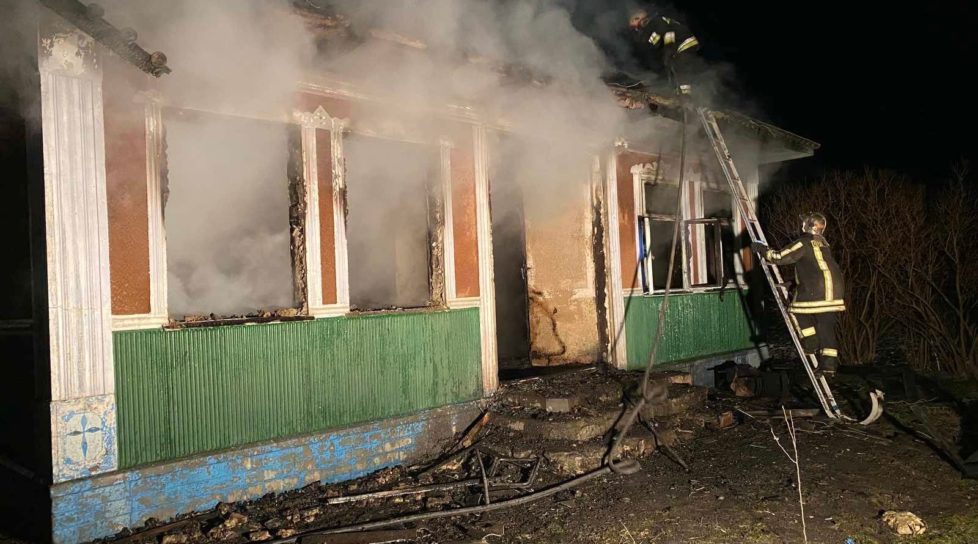 /FOTO/ O femeie din raionul Briceni a fost salvată de pompieri după ce locuința i-a luat foc