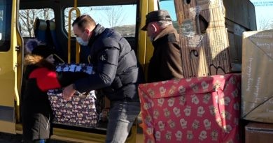 Foto /VIDEO/ Un camion burdușit cu daruri din Bistrița-Năsăud a ajuns în raionul Glodeni. Elevii claselor I-a și a II-a au primit daruri de 50 de mii de euro 2 22.01.2022
