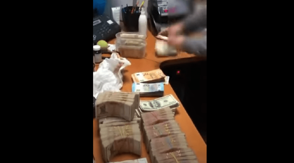 Foto /VIDEO/ Doi bărbați din Bălți schimbau valută provenită din contrabandă, fără a oferi bon fiscal. Au fost confiscați peste 2 milioane de lei 5 26.01.2022