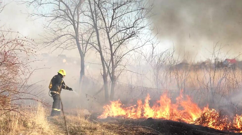 /VIDEO/ Incendiu de proporţii în Bălți. Oamenii au ieșit cu gălețile pentru a-și salva casele de flăcări