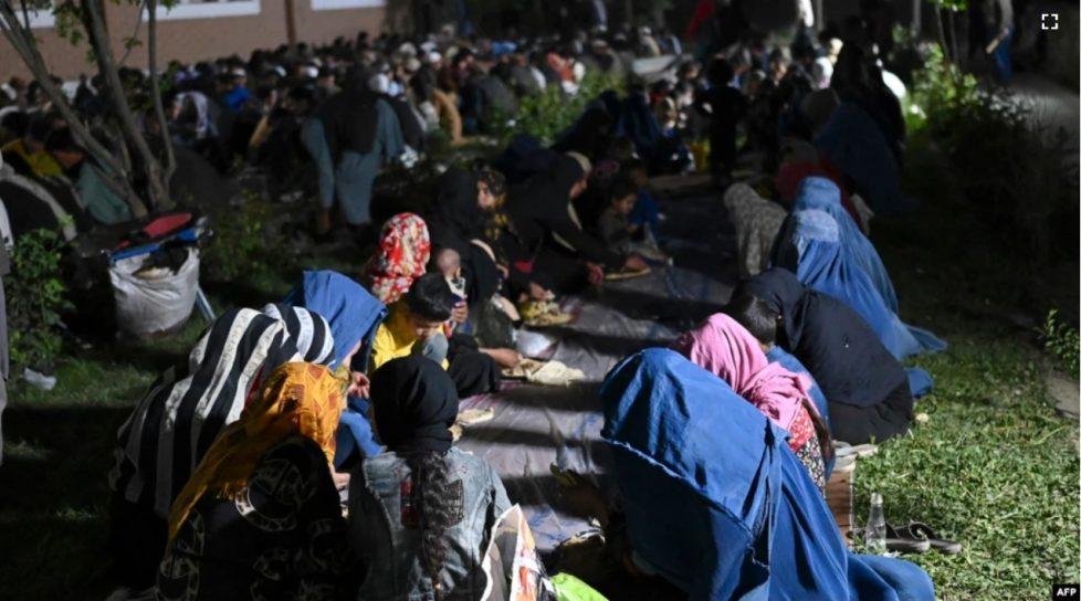 Un atentat cu bombă într-o moschee din Kabul a omorât zeci de persoane