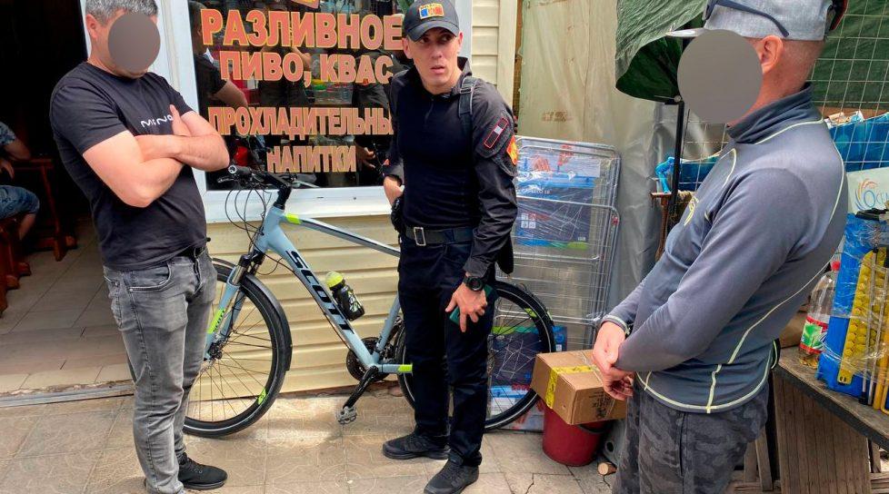 /FOTO/ Un bărbat din Bălți și-a recunoscut bicicleta furată, în timp ce se primbla. Carabinierii au reținut suspectul