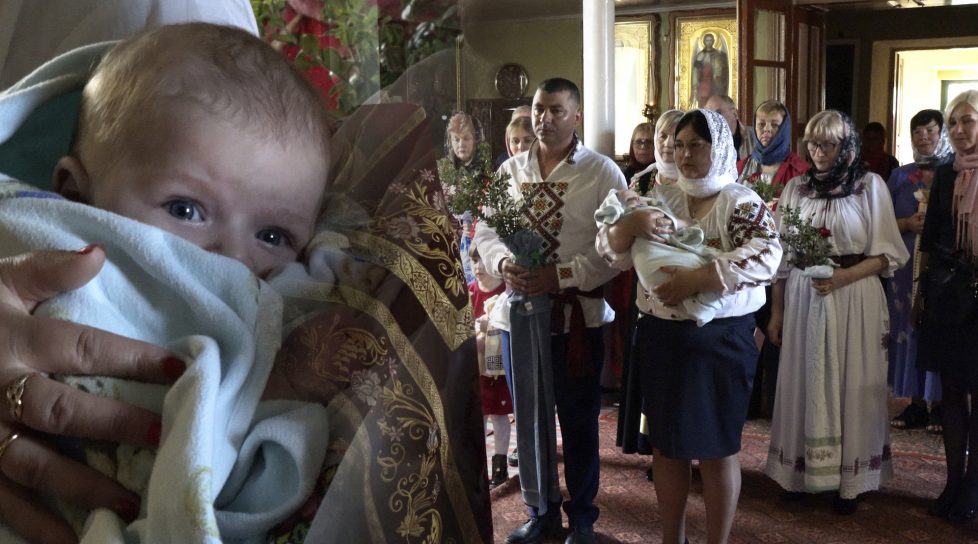/VIDEO/ Un copil din Bucea a fost botezat după tradițiile moldovenești, în raionul Rîșcani