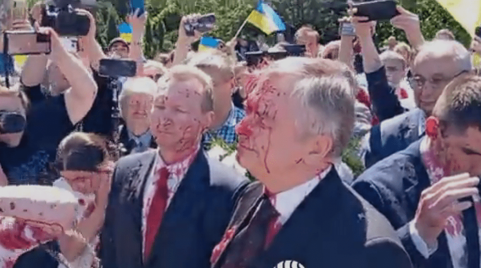 /VIDEO/ Ambasadorul Rusiei în Polonia, stropit cu vopsea roșie, în timpul depunerilor de flori