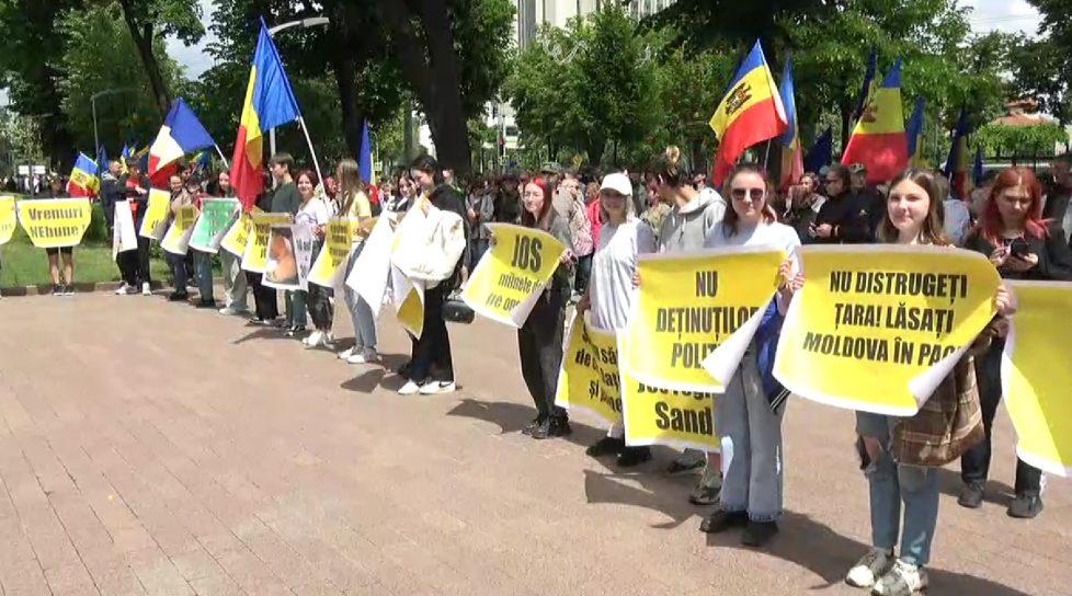 /VIDEO/ Mai mulți membri și susținători ai PSRM protestează în fața Parlamentului împotriva „politicilor antisociale”