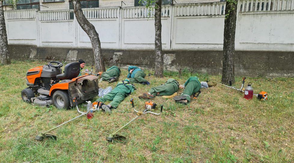 /FOTO/ Un grup de muncitori de la spații verzi din Chișinău surprinși cum dorm în timpul orelor de muncă
