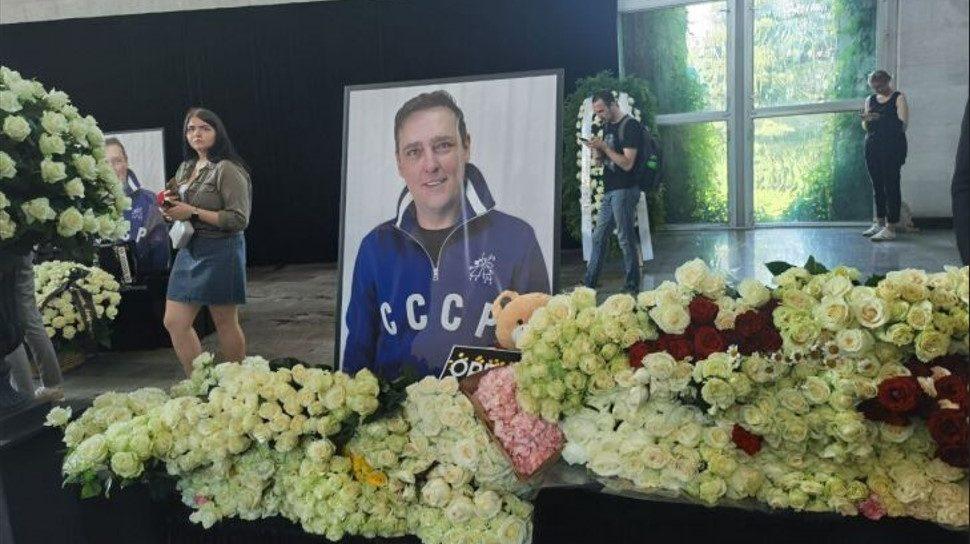 Sute de oameni au venit cu trandafiri albi la înmormântarea interpretului Iurii Șatunov