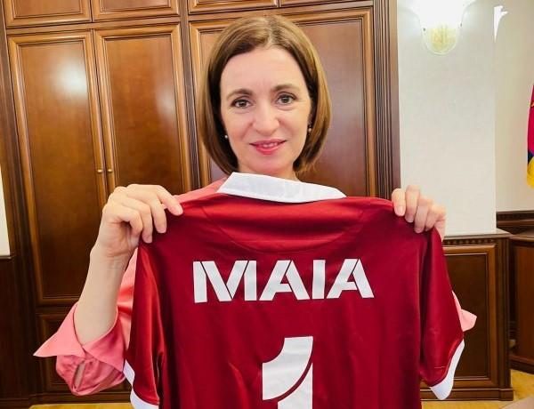 /FOTO/ Maia Sandu a primit cadou un tricou de la Rapidul din România