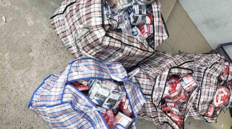 /FOTO/ Au ascuns țigări în tavanul autocarului. Peste 3000 de pachete depistate postul vamal Costești