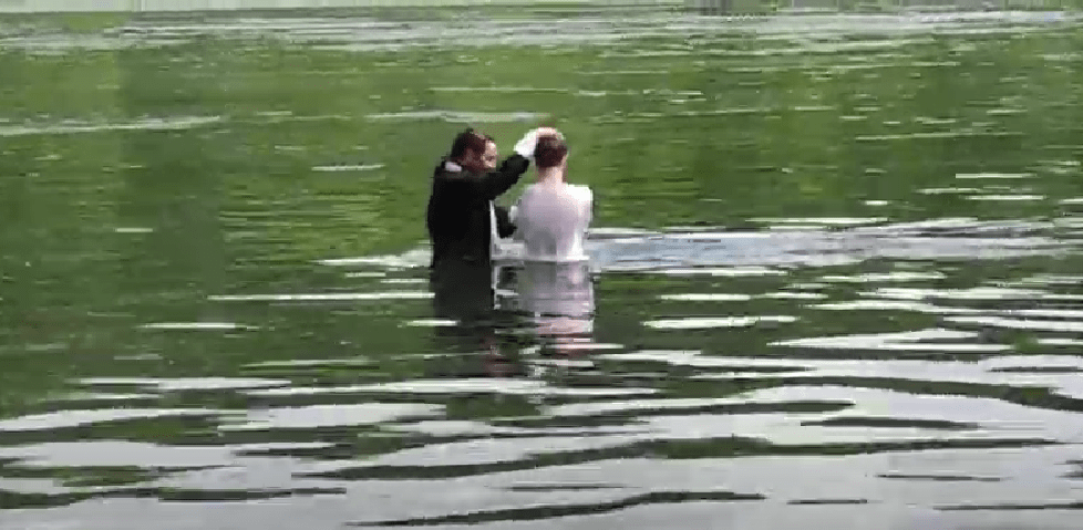 /VIDEO/ Un tânăr din Soroca a fost botezat în Nistru