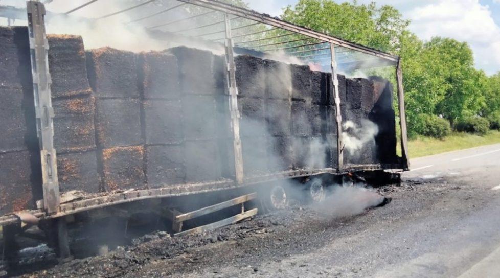 /FOTO/ Un TIR încărcat cu 21 de tone de tutun uscat a luat foc chiar din mers