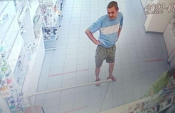 A furat un telefon mobil dintr-o farmacie din Bălți și a plecat într-o direcție necunoscută. Persoana din imagine, căutată de poliție